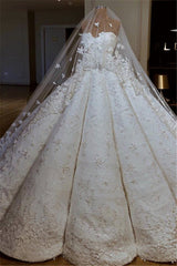 Luxurious Strapless Lace Appliques Beading Sleeveless Ball Gown Wedding Dress